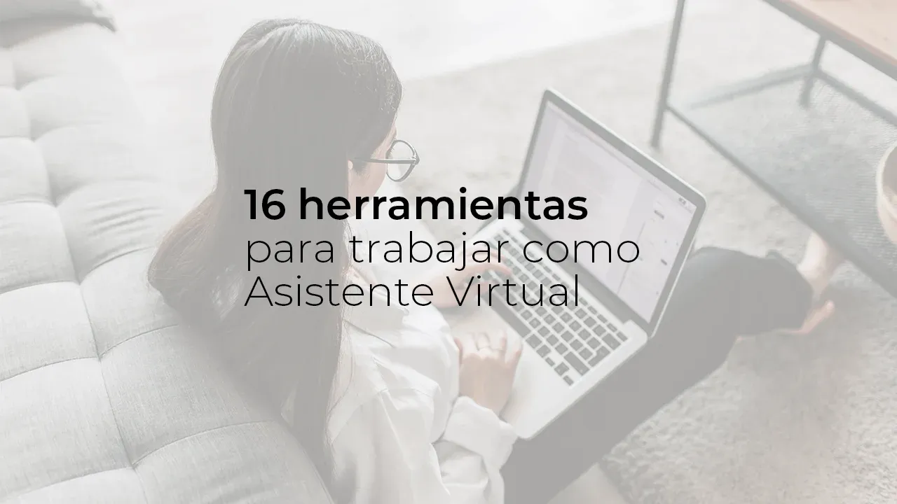 mujer asistente virtual trabajando desde casa con una laptop