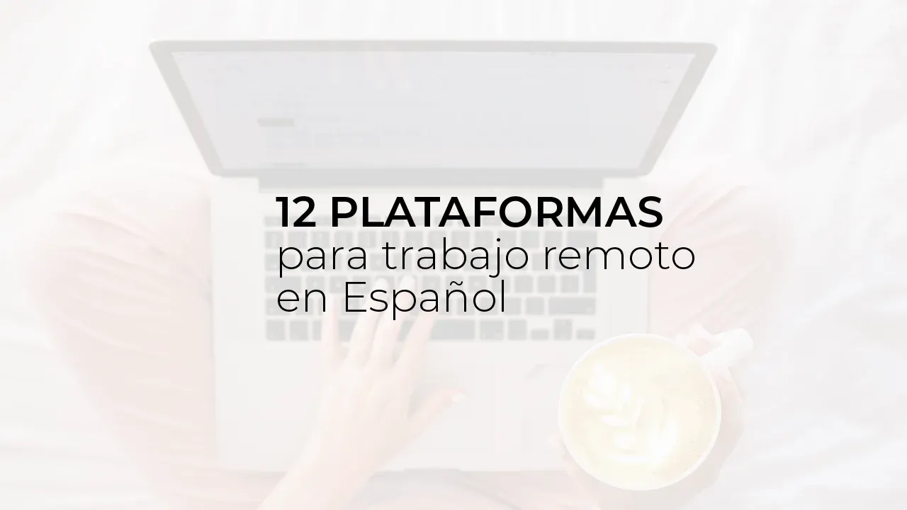 persona usando una laptop para buscar empleo en español, tomando una taza de cafe y anotando en un cuaderno