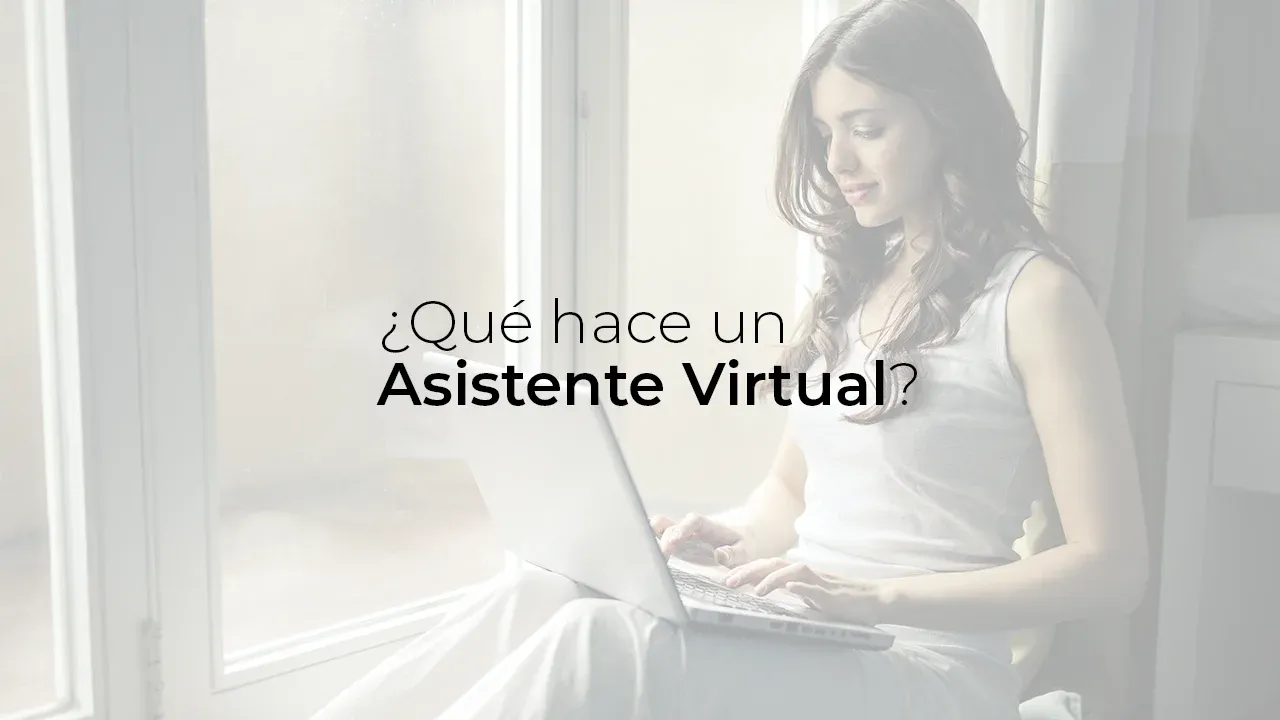 asistentes virtuales usando una laptop